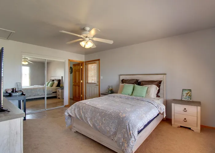 Families Welcome! W/ Playground Holiday home